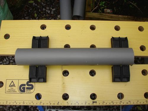 Tube PVC d'une longueur un peu supérieure au plus grand des tronçons de bambou Tube PVC d'une longueur un peu supérieure au plus grand des tronçons de bambou